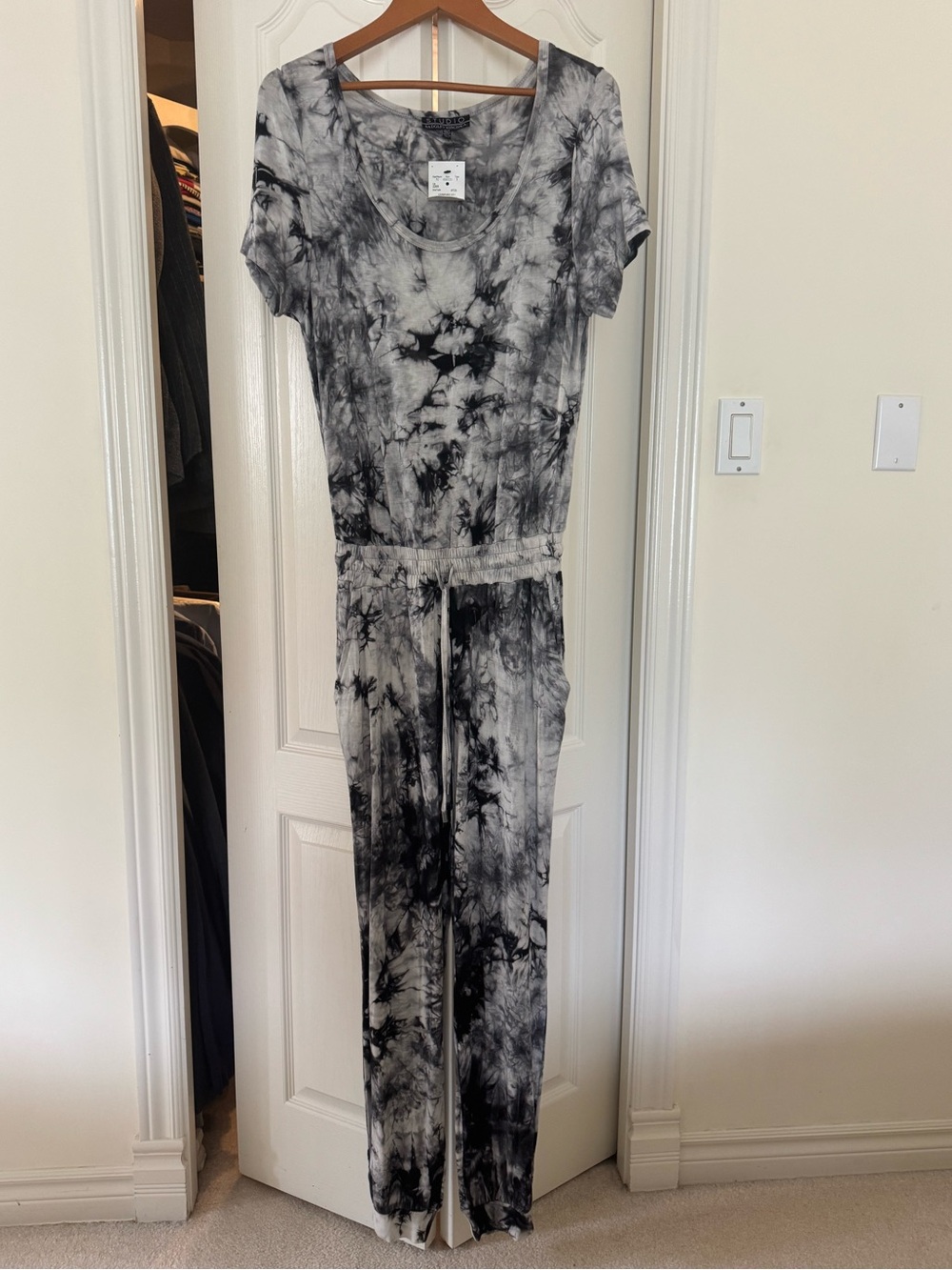 Badgley Mischka Black & White Tie-Dye Scoop Neck Jumpsuit